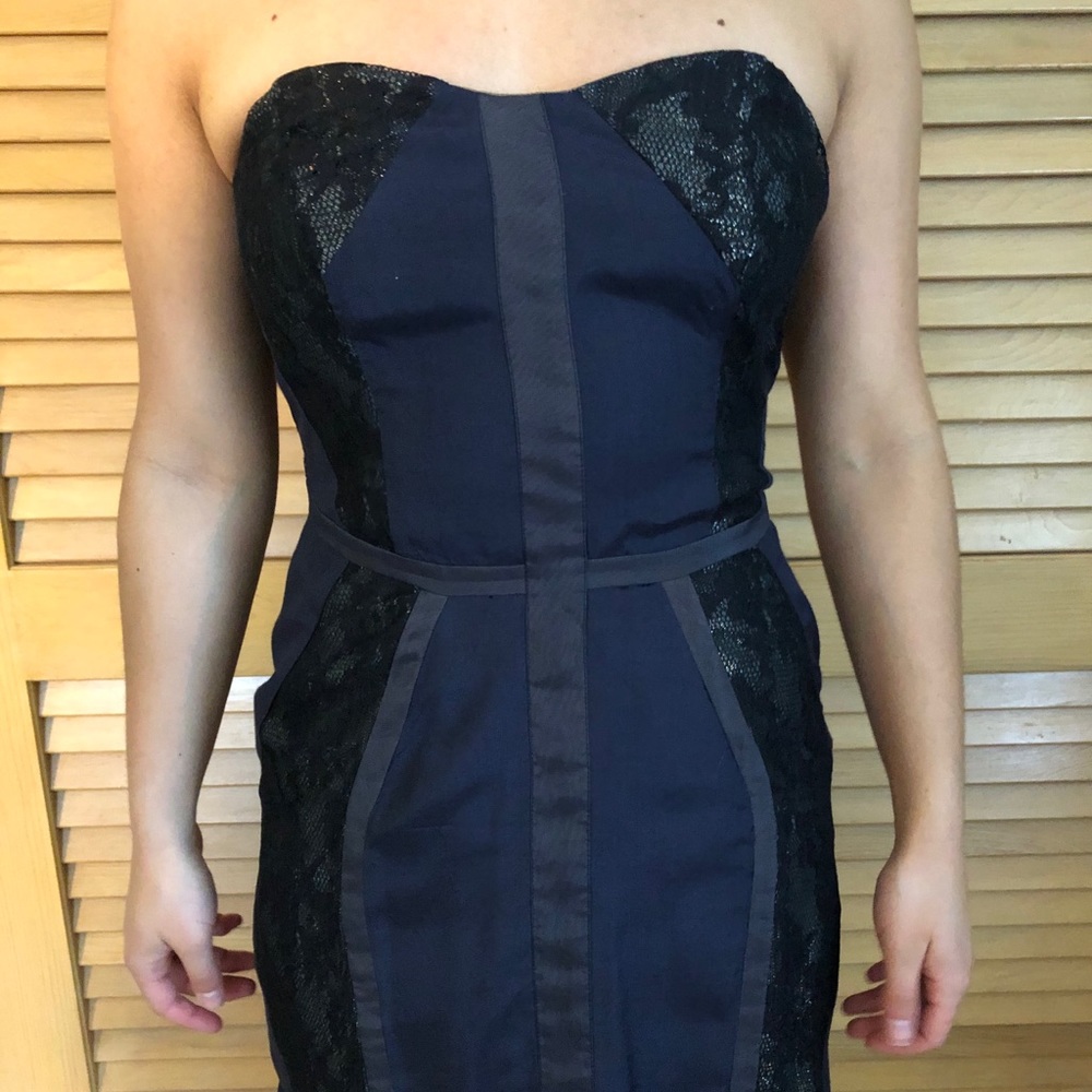 Navy blue dress with lace detail - URBAN